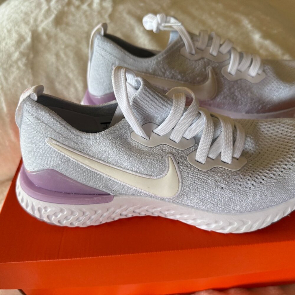 Nike women's sneakers new size 9.0 gray and white